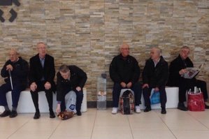 Эта фотка напоминает больше, очередь к врачу в гор. поликлинике)))