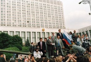 Посмотри на того,кто выше всех на фото.Золотов-руководитель нац гвардии.