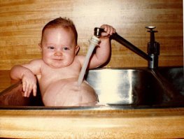 Ребята, а вода то откуда бежит? Между штучкой из которой якобы вода бежит и самим краном, воды то нет! Или я чета не понимаю!