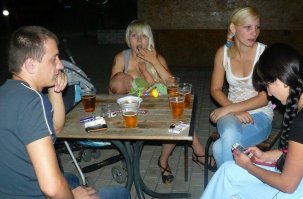 Вот мразь, на столе 5 бокалов их за столом четверо, пятый фоткает, всё сходится! Вырастит тоже будет бухать, а всё потому что мать а может и отец просто имбицылы!