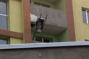 Этот вполне застрахован. И тросиком и лестница зафиксирована 100% внизу.