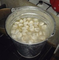 А вот ЭТО можно будет сразу выкинуть. Пока вода закипит - пораскиснет всё и расползётся. Либо варить на МОЩНОМ огне