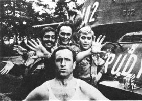 чот нет тут фанатов фильма "четыре танкиста и собака". Селфи - еще видимо на чернобелый смартфон сделано