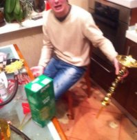 Вот тут непонятно - что у него за подсвечник в руках и что с ним произошло?