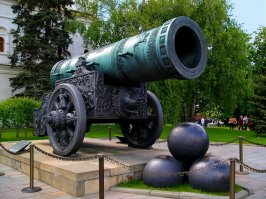 Я дико извиняюсь, но поскольку Царь-пушка доподлинно стреляла, что ясно по исследованию её внутренних полостей, но отнюдь не ядрами, а картечью и даже называлась дробовик его величества, то именно она самый большой дробовик.