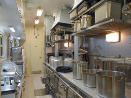 Министр Шойгу издал приказ кормить призывников следующих к месту службы только в вагонах-ресторанах.Раньше выдавали сухпай.