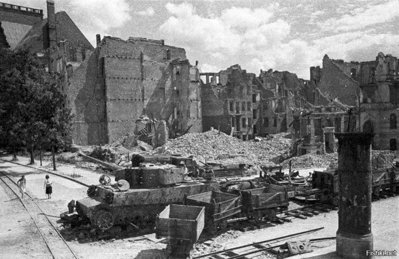 �������� �������� ���� Pz.Kpfw. VI "����" �� ���� ��������� ���� (Schleswiger Ufer) � �������� ������� (Altonaer Stra&szlig;e) � ������������ �������. ����� ����� ����� ��������� ��� ��������������� ������ �������
