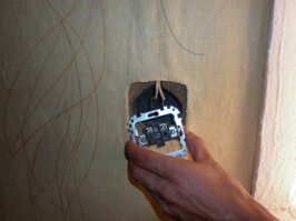 Вы не жили в "хрущёвках"? Сквозная дыра в стене, с обеих сторон вставлены розетки, подсоединены к одной линии, то есть "параллельно". И я Вам больше скажу: в старых "хрущёвках", блочных эти отверстия имеются не только внутри квартиры, но и между соседними квартирами! И если хотите быть в курсе соседских событий - прислониие ухо к розетке