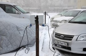 Ничего смешного. Просто в машинах электрические котлы подогрева. В Сибири и на дальнем востоке они очень распространены.