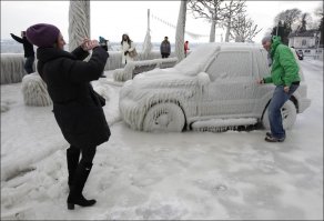 Вот почему не стоит парковаться у озера зимой