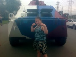 Вот вообще не страшно,что за стойка?открыта полностью-хочешь прямой в бороду,хочешь сначала в солнышко заряжай,потом в челюсть переводи,в печёнку пролетает на ура,подбородок не прижат к груди,руки на весу ничего не защищают,попробовала бы так хоть просто подержать несколько раундов,плечи отвалятся...ноги прямые,и ещё куча всего неправильно...вот прежде чем делать такие пафосные фотки,хоть бы основы выучила...хотя,что я о ней в женском роде,это кто вообще?перебаба или недомужик???