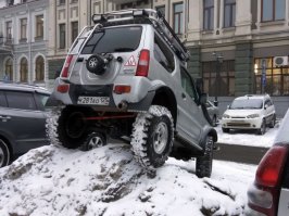 Что у него под задним левым колесом? На Матиз наехал?