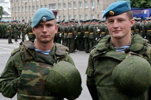 И это только близкая молния! А вот если бы из-за угла вышли такие чуваки, он бы флагом ещё и подтерся!