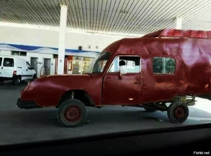 А вот и машина, которую все рисовали в детстве