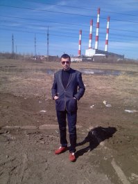 на че, может, чел на фоне своего заводика сфотографировался
