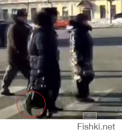 видно как пидр спецом делает подножку, просто не ожидал что баба его перевернет как фарнерную мурзилку