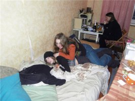 куда смотреть? мне кажется такая фотка типа "как мы бухали будучи студентами в общаге" есть вообще у каждого.