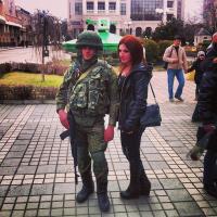 Потому, что все фотографировались с русскими солдатами Вот вероятно автора и вдохновили эти фото