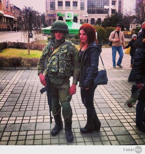 Потому, что все фотографировались с русскими солдатами Вот вероятно автора и вдохновили эти фото