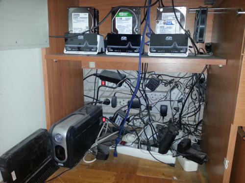 Под столом. Винты внешние,так как в ноуте стоит только SSD на 64 под систему, а 12 трБ через USB3-хаб под столом, включаются по мере необходимости.