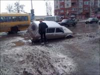 У нас в городе в прошлом году похлеще была. На обочине на окраинах города. Еду, едет чудило обочечное. я спецом притормозил около подобной "лужи" Бульк, и обочечник по самую лобовуху под воду ушел.