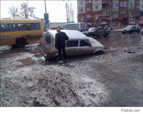 У нас в городе в прошлом году похлеще была. На обочине на окраинах города. Еду, едет чудило обочечное. я спецом притормозил около подобной "лужи" Бульк, и обочечник по самую лобовуху под воду ушел.