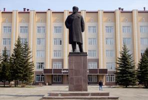 А где наш бийский Ленин, он в своем роде уникален, он в шапке ушанке, таких всего 2 во всей стране.