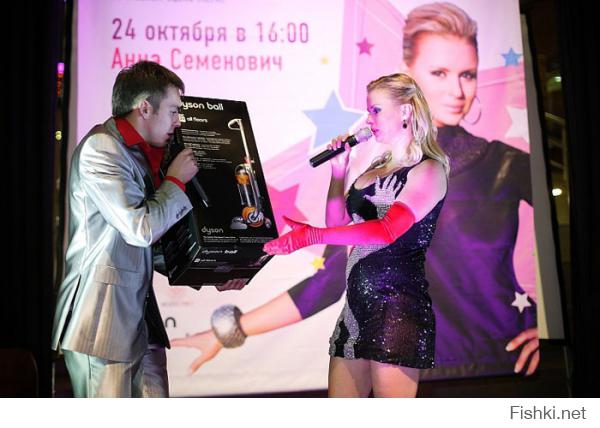 Вот эта фото самая прикольная) Когда её третья рука к штанам чуваку тянется)))