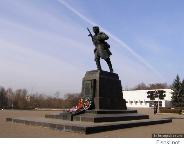 г.Великие Луки. Могила и памятник Александру Матросову