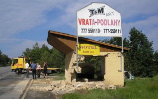 не знаю как переводится " врата- падляхи" так на вскидочку вышло проезд с падлянкой. результат подлянки видно ниже