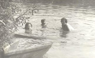 1976, я - в центре.
