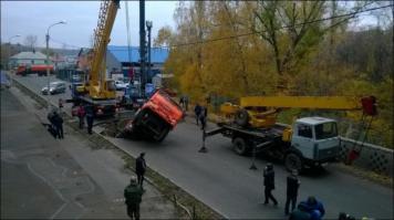 КамАЗ засосало в дорогу