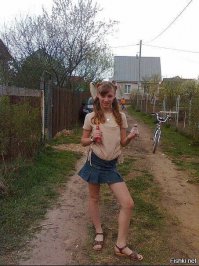 а что такого в этом фото необычного? прото девочка, просто играет в бадминтон...