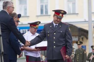 Тоже стеснительный. Ангел.