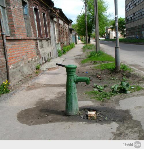 Да хрен с этими бабами на фото, это просто рекламная фишка, а вспоминаю лето, каникулы, жара и ты с друзьями на велосипедах, подкатываешь к колонке, нажимаешь на рычаг, и пьешь воду и моешься, абсолютно весь. Не нашел с детьми фото, но надеюсь воображение работает.