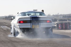 Вож "живая" машинка Camaro, в это воскресение участвовала в Дрэг-рейсинг. После нескольких заездов хозяйн стал разбирать карбюратор, спускать давление в шинах ради лучшего времени.
