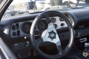 Вож "живая" машинка Camaro, в это воскресение участвовала в Дрэг-рейсинг. После нескольких заездов хозяйн стал разбирать карбюратор, спускать давление в шинах ради лучшего времени.