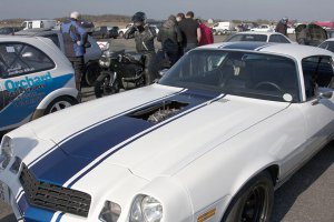 Вож "живая" машинка Camaro, в это воскресение участвовала в Дрэг-рейсинг. После нескольких заездов хозяйн стал разбирать карбюратор, спускать давление в шинах ради лучшего времени.