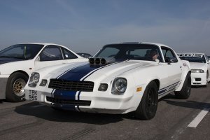Вож "живая" машинка Camaro, в это воскресение участвовала в Дрэг-рейсинг. После нескольких заездов хозяйн стал разбирать карбюратор, спускать давление в шинах ради лучшего времени.
