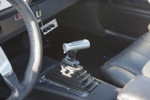 Вож "живая" машинка Camaro, в это воскресение участвовала в Дрэг-рейсинг. После нескольких заездов хозяйн стал разбирать карбюратор, спускать давление в шинах ради лучшего времени.