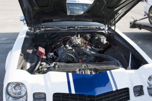 Вож "живая" машинка Camaro, в это воскресение участвовала в Дрэг-рейсинг. После нескольких заездов хозяйн стал разбирать карбюратор, спускать давление в шинах ради лучшего времени.