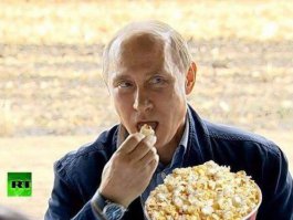 Спасибо за печеньки: возле посольства США в Киеве жгли портреты Нуланд