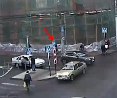 Тогда вообще нелогичная организация, чтоб односторонка была главнее двух, следуя этому знаку, под ним вообще "направление поворота" влупили.