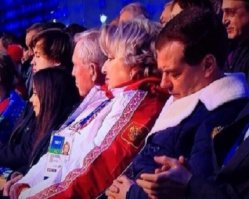 Очень уставшие люди, которые не смогли дойти до своей кроватки