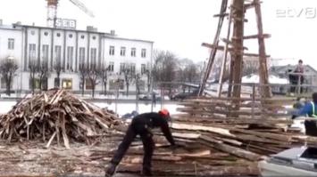 А увидев эту, подумалось: -"Эстонский городок Раквере готовится к эстОмайдану? Ну, очень странная ёлка, не правда-ли? На Рождество они сооружают подобие елки, а перед новогодней ночью останется только обложить шинами и поджечь уже... в духе времени...