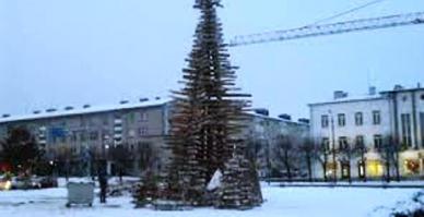 А увидев эту, подумалось: -"Эстонский городок Раквере готовится к эстОмайдану? Ну, очень странная ёлка, не правда-ли? На Рождество они сооружают подобие елки, а перед новогодней ночью останется только обложить шинами и поджечь уже... в духе времени...