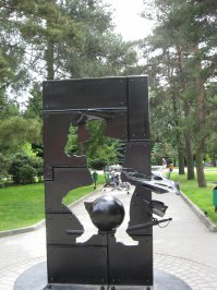 По порядку города: Смоленск, Смоленск (на второй фотке ансамбль фонарей играет на разных музыкальных инструментах, но руки у меня кривые, как получилось - так получилось). Далее 2 фото Нижний Новгород (и, да, я в курсе, что фотографирую фигово). Далее две фотки - Сватлогорск. Две фотки - Калининград. Последние две фотки не мои, но тоже Светлогорск.