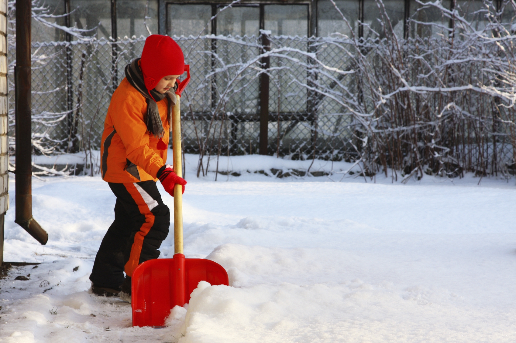 Кидает лопатой. Дети убирают снег. Уборка снега дети. Девушка с лопатой. Лопата снеговая для детей.