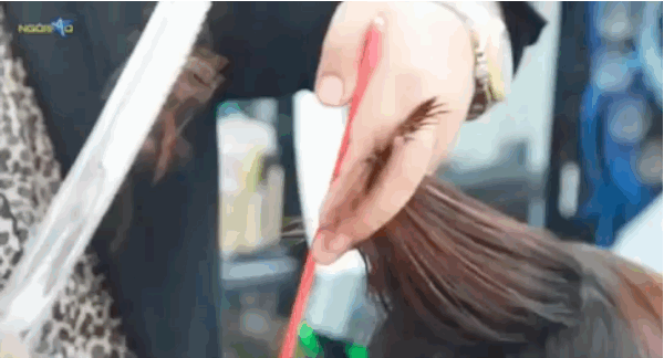 Vietnamese Hairdresser Uses A Samurai Sword To Chop Trendy Hairdos Vietnamese Hairdresser Uses A Samurai Sword To Chop Trendy Hairdos