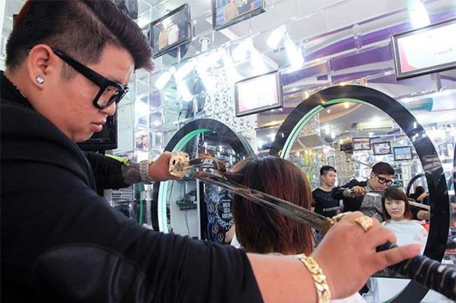 Vietnamese Hairdresser Uses A Samurai Sword To Chop Trendy Hairdos